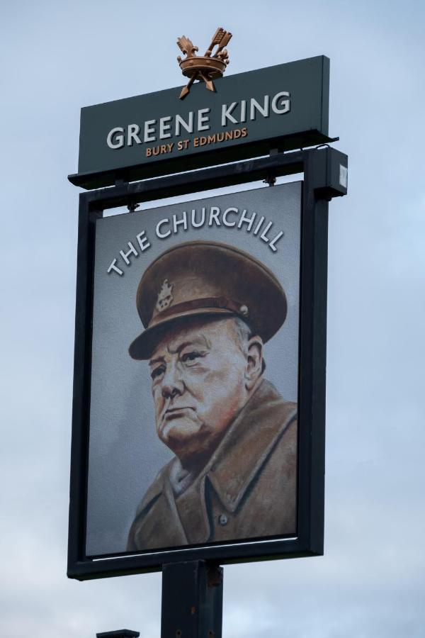 The Churchill By Greene King Inns รอยัล วูตัน บาสเซ็ตต์ ภายนอก รูปภาพ