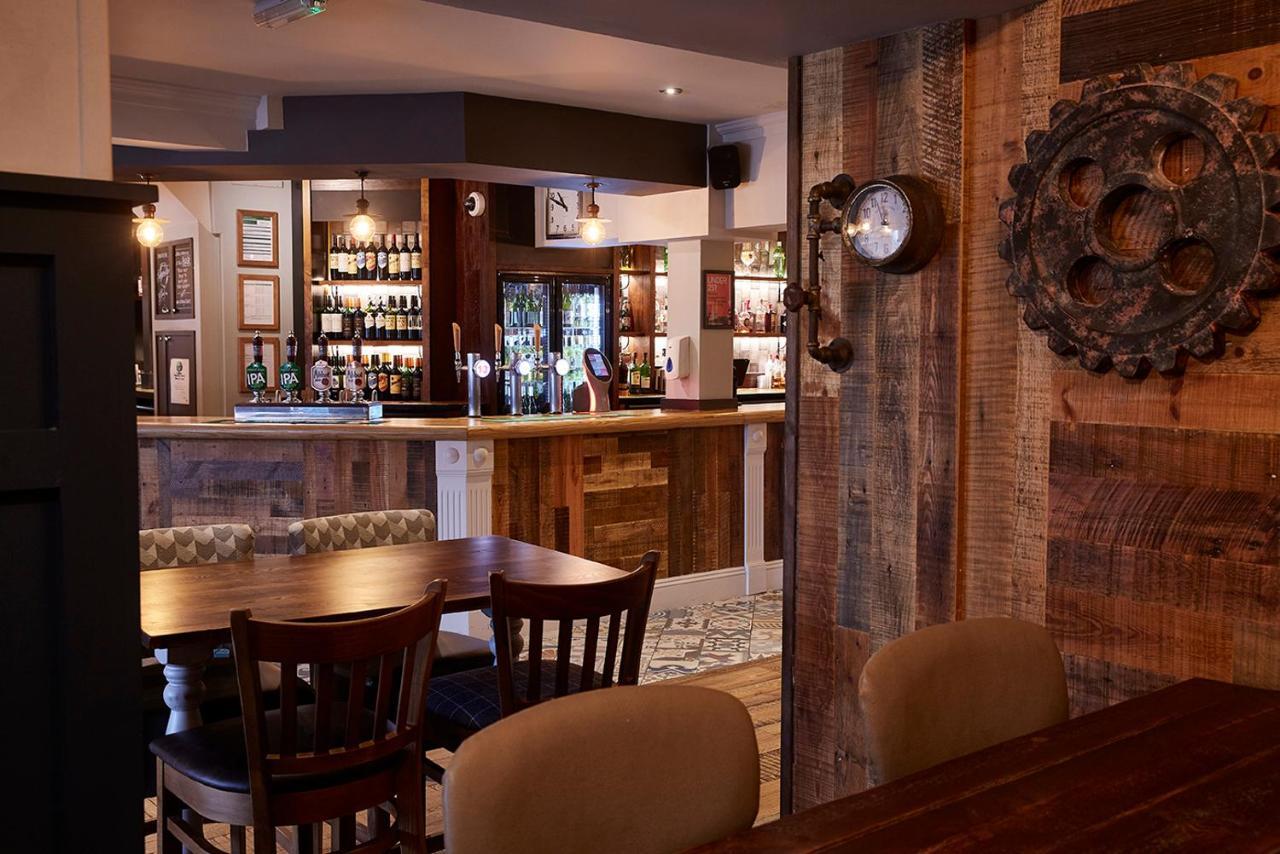 The Churchill By Greene King Inns รอยัล วูตัน บาสเซ็ตต์ ภายนอก รูปภาพ