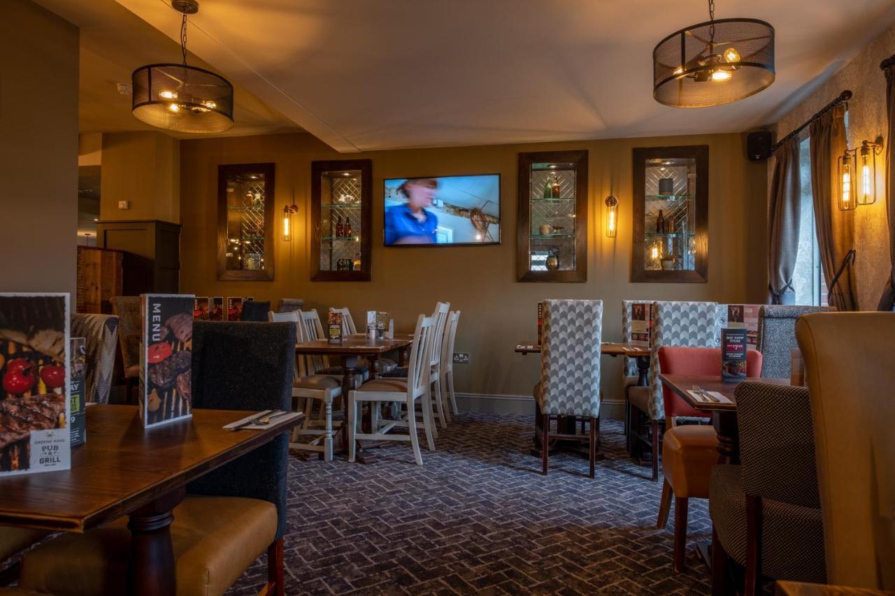 The Churchill By Greene King Inns รอยัล วูตัน บาสเซ็ตต์ ภายนอก รูปภาพ