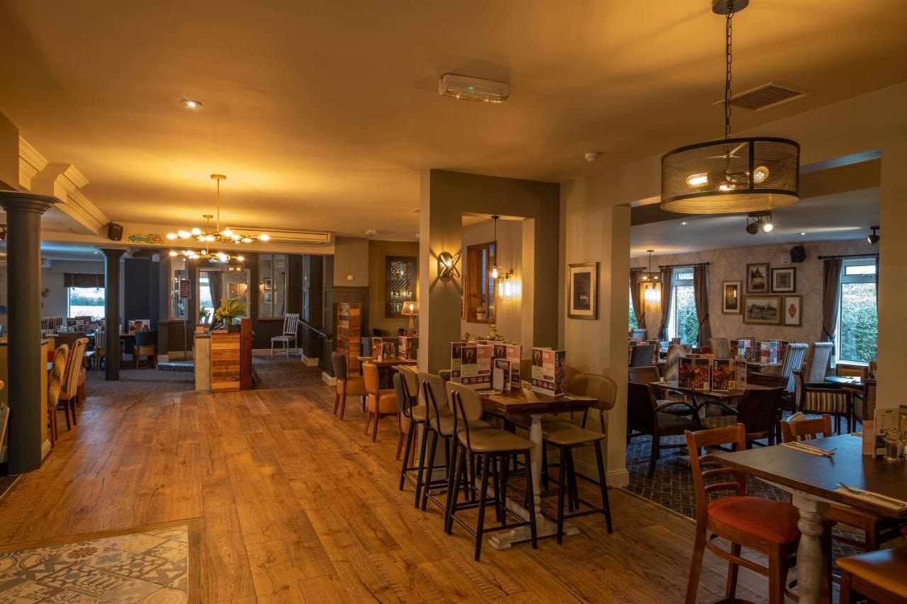 The Churchill By Greene King Inns รอยัล วูตัน บาสเซ็ตต์ ภายนอก รูปภาพ
