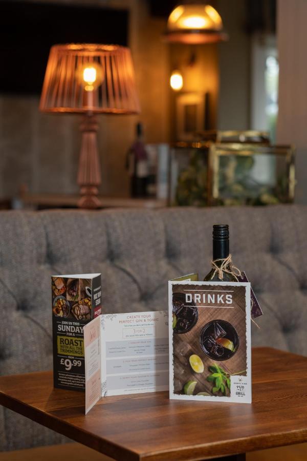 The Churchill By Greene King Inns รอยัล วูตัน บาสเซ็ตต์ ภายนอก รูปภาพ